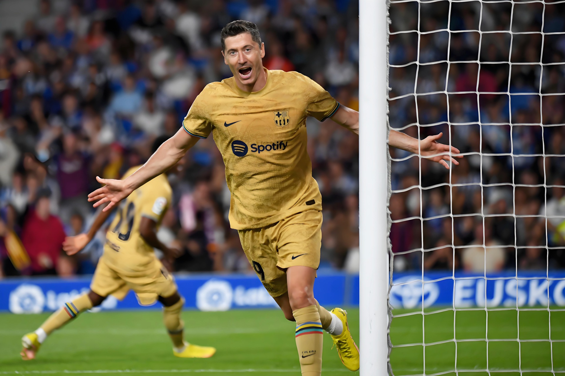 问鼎-关于莱万多夫斯基在TL比赛中惊险取胜，战术调整引发热议！的信息